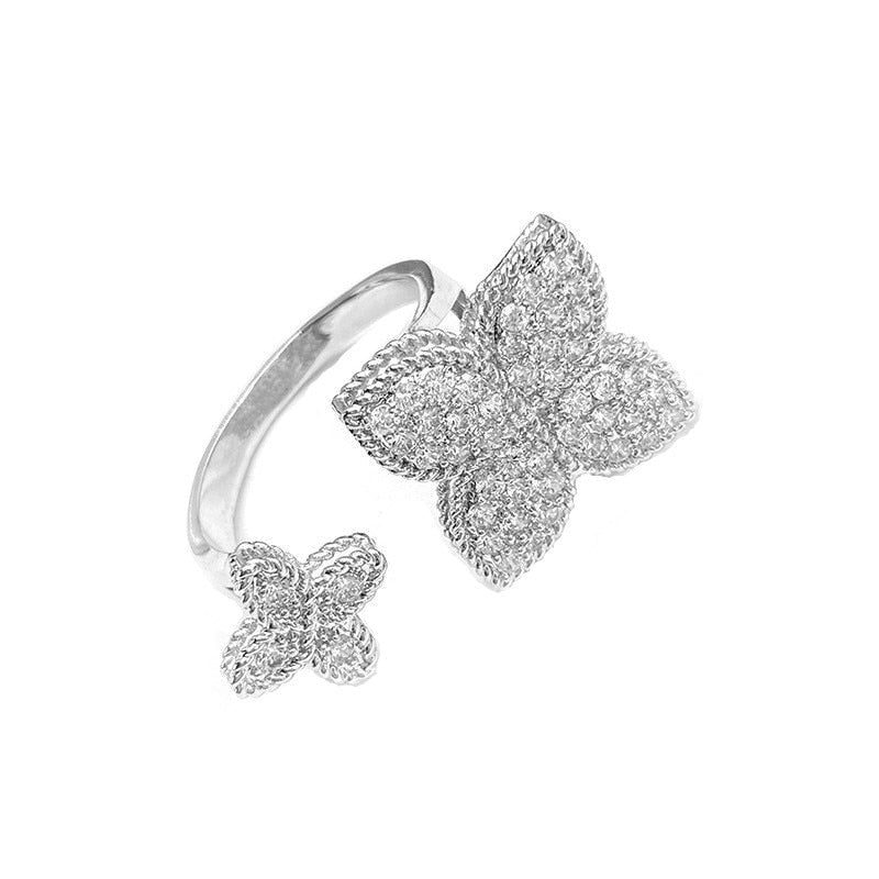 Ring with a flower motif
