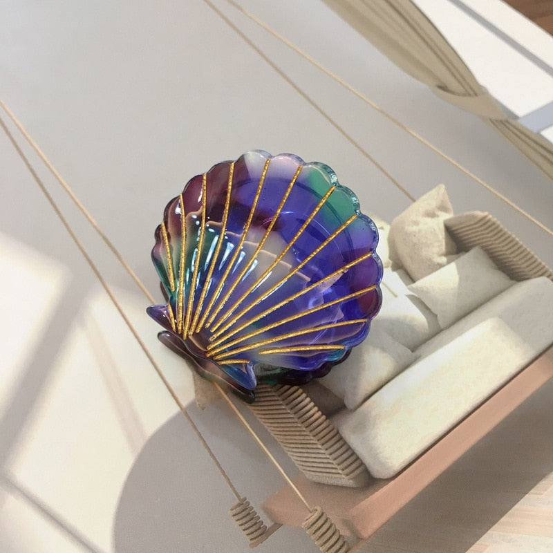 Hair clip in the shape of a seashell