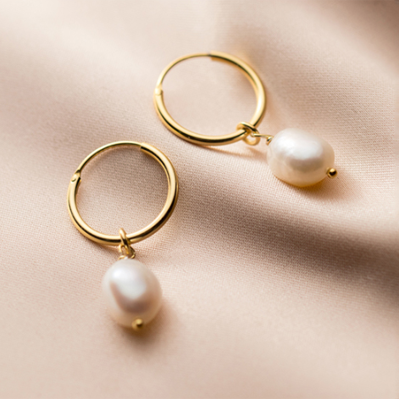 Earrings with pearl pendants