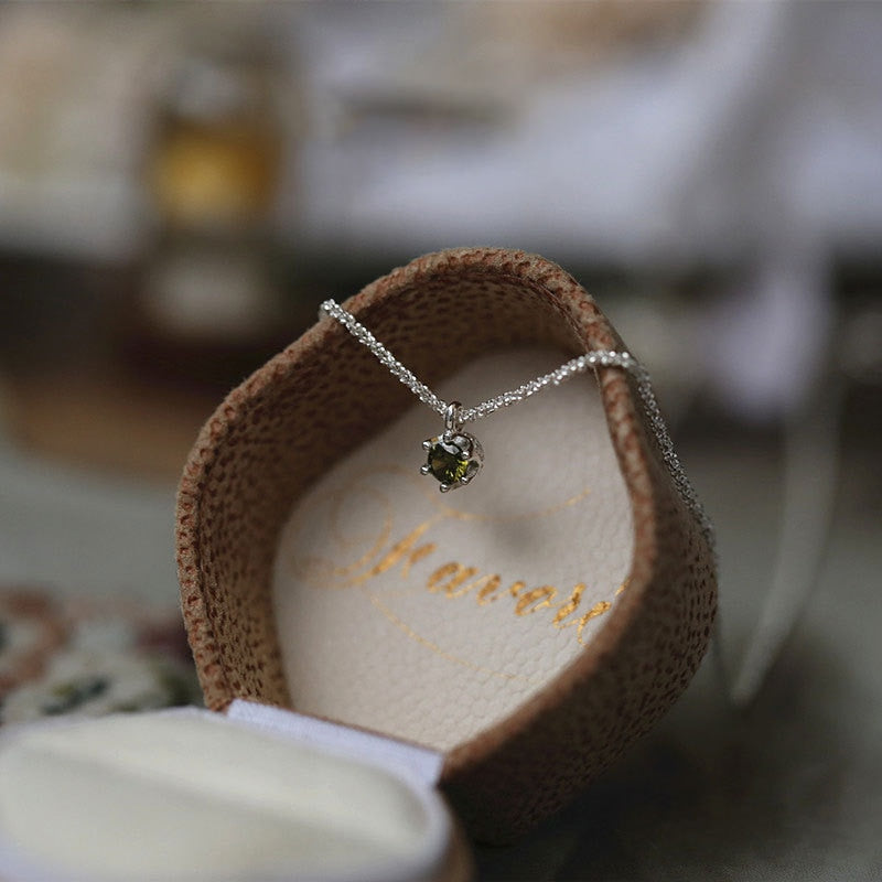 Minimalistic necklace with an eyelet