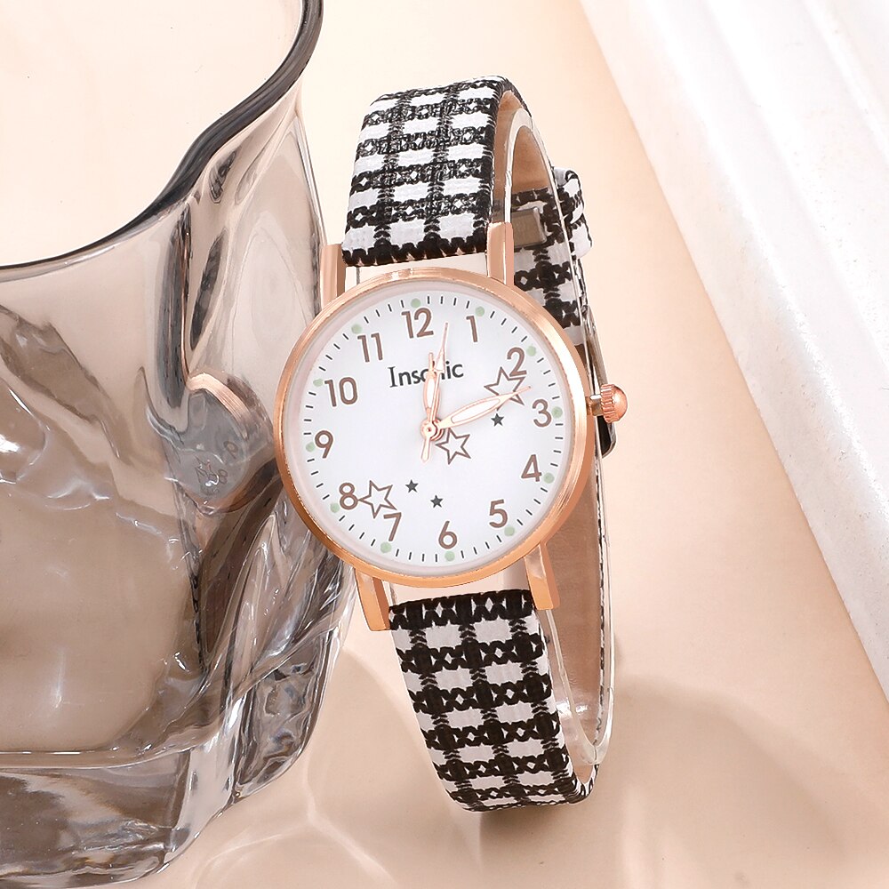 Ladies watch with a star motif