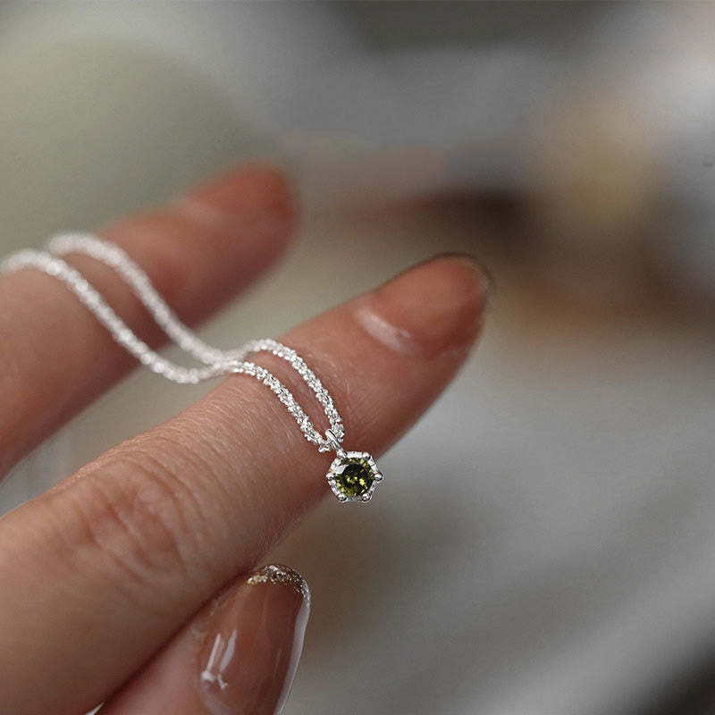 Minimalistic necklace with an eyelet