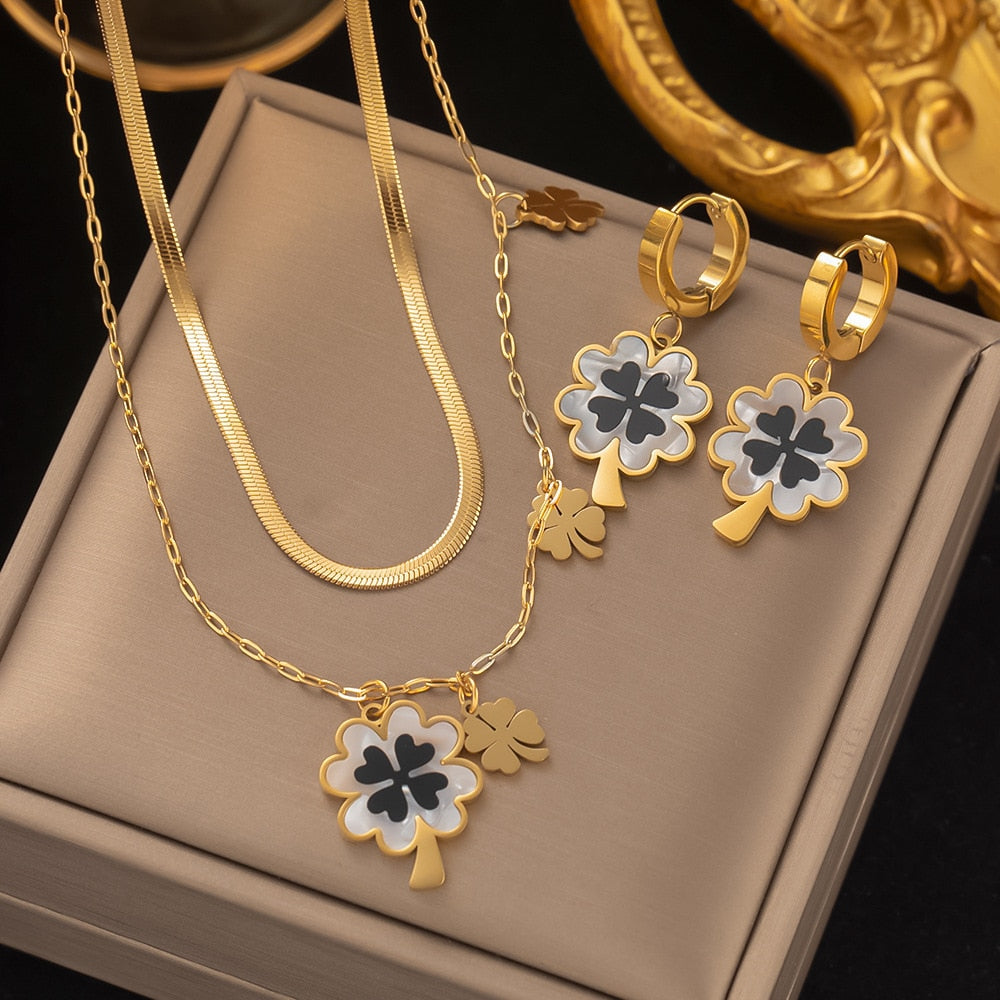 A complete set with a four-leaf clover
