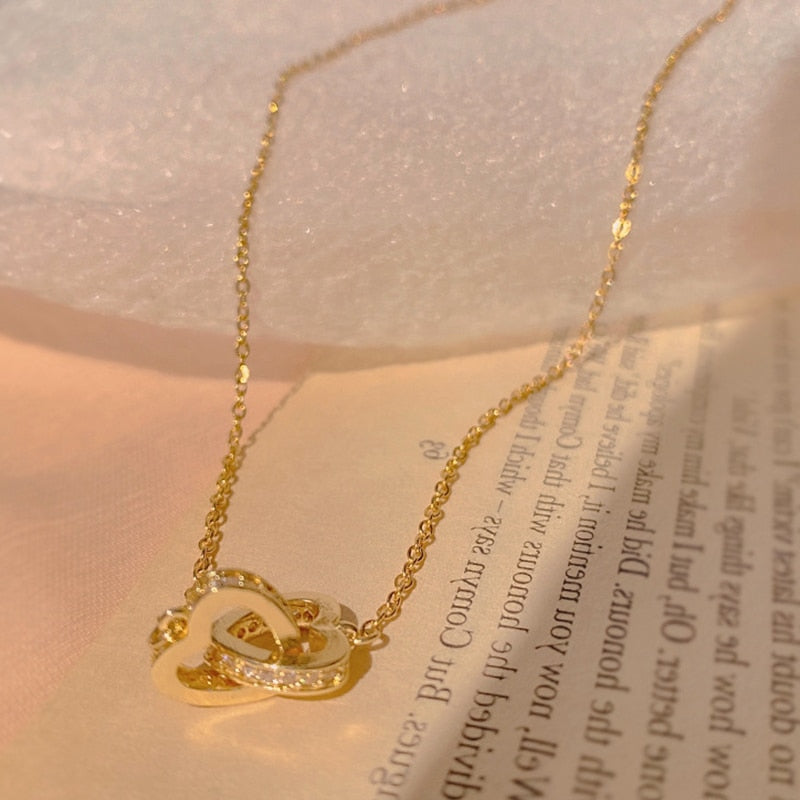 Necklace with a pendant in the form of connected hearts