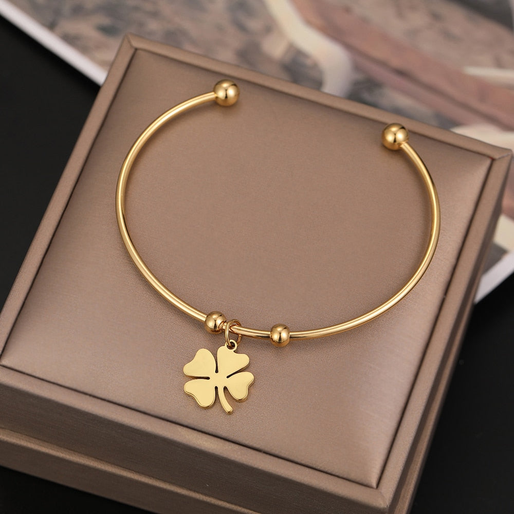 Open bracelet with a four-leaf clover