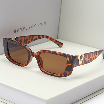 Rectangular sunglasses in retro style