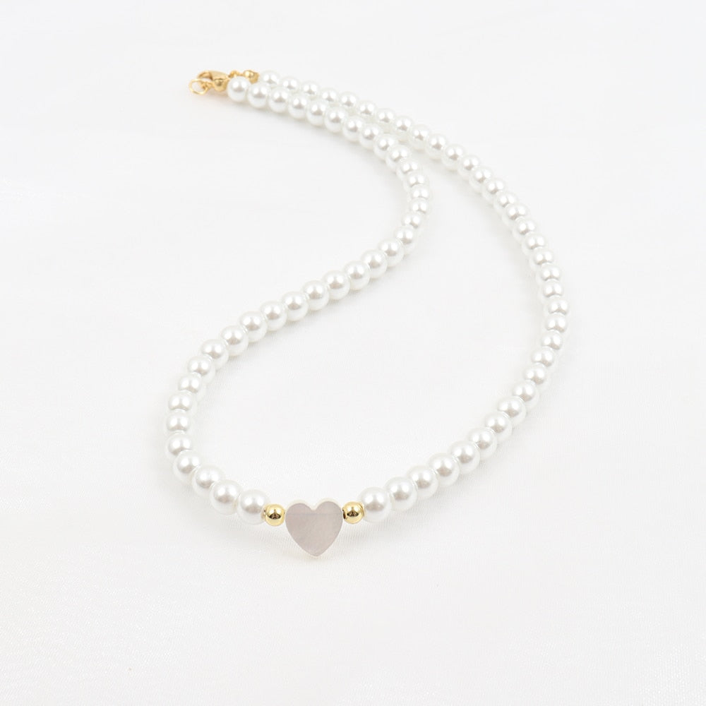 Delicate necklace with pearls