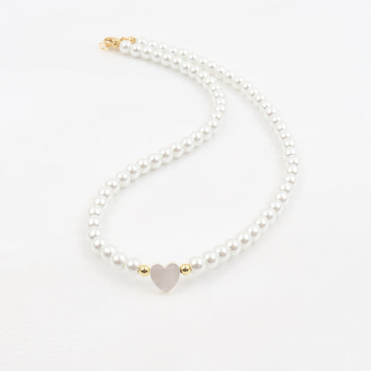 Delicate necklace with pearls