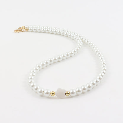 Delicate necklace with pearls