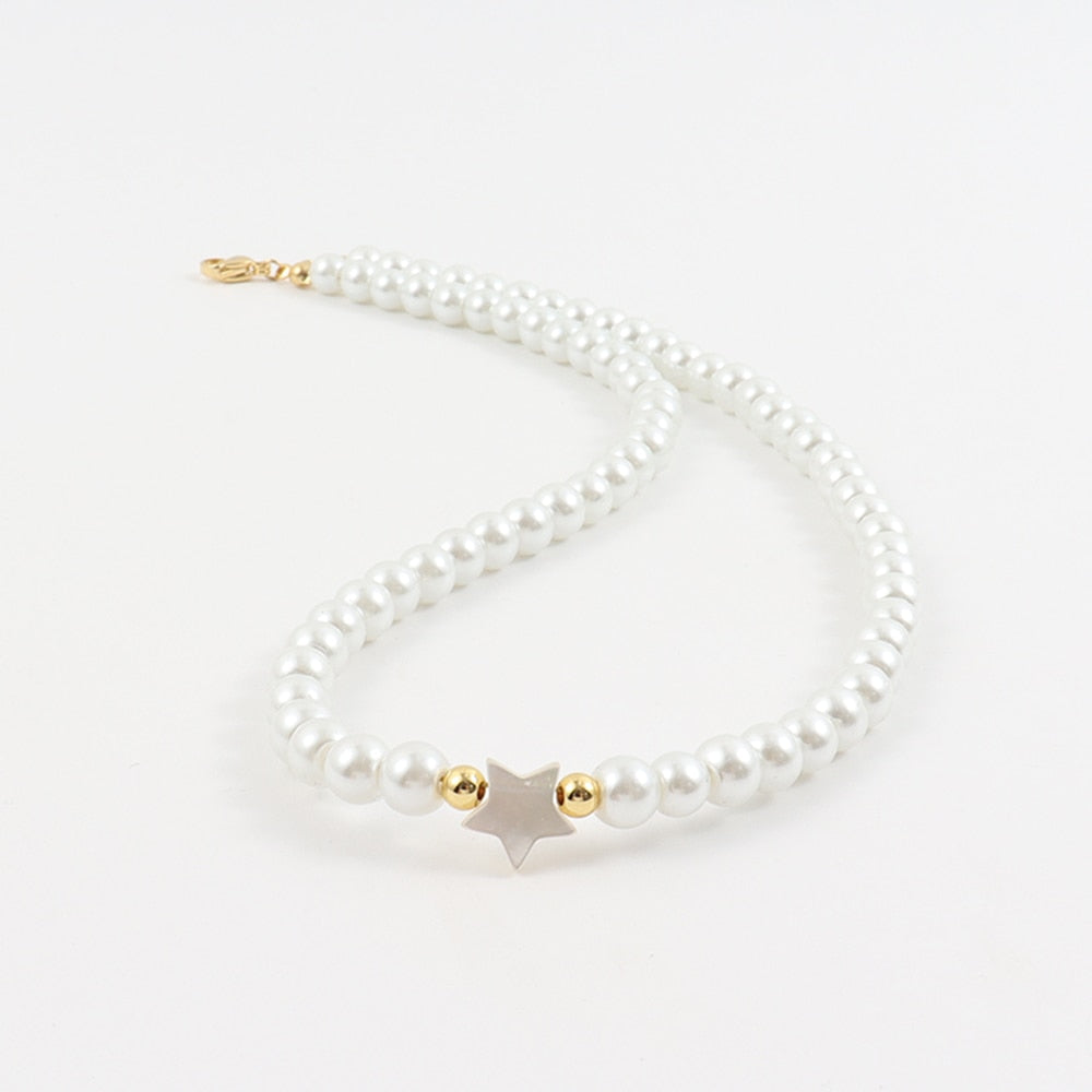 Delicate necklace with pearls