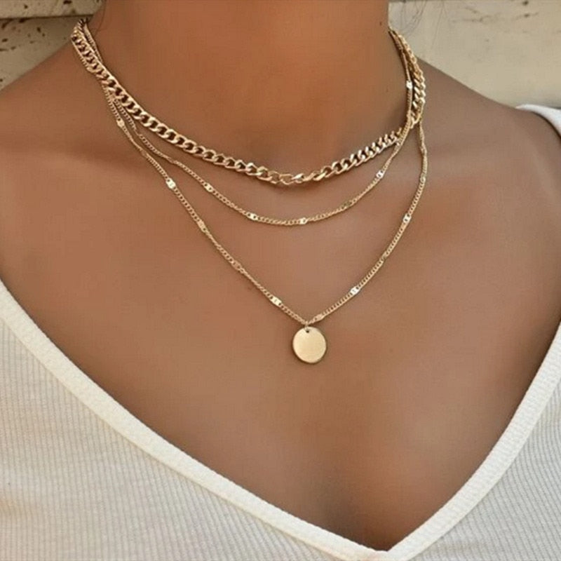 Triple necklace with a round pendant