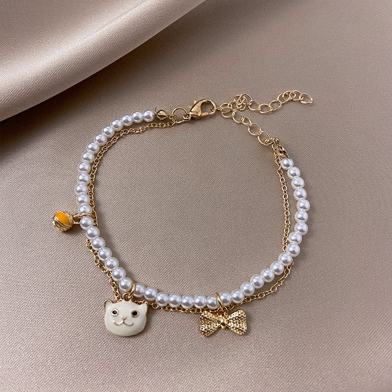 Bracelet with a pendant in the shape of a cat