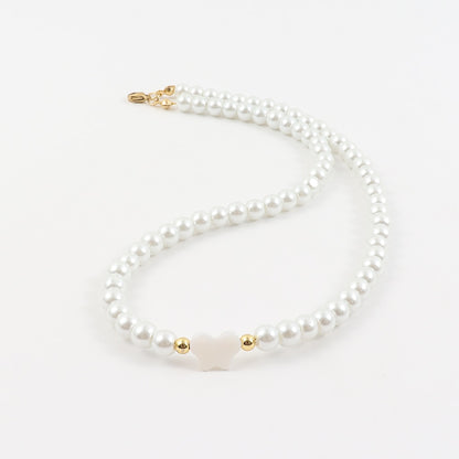 Delicate necklace with pearls