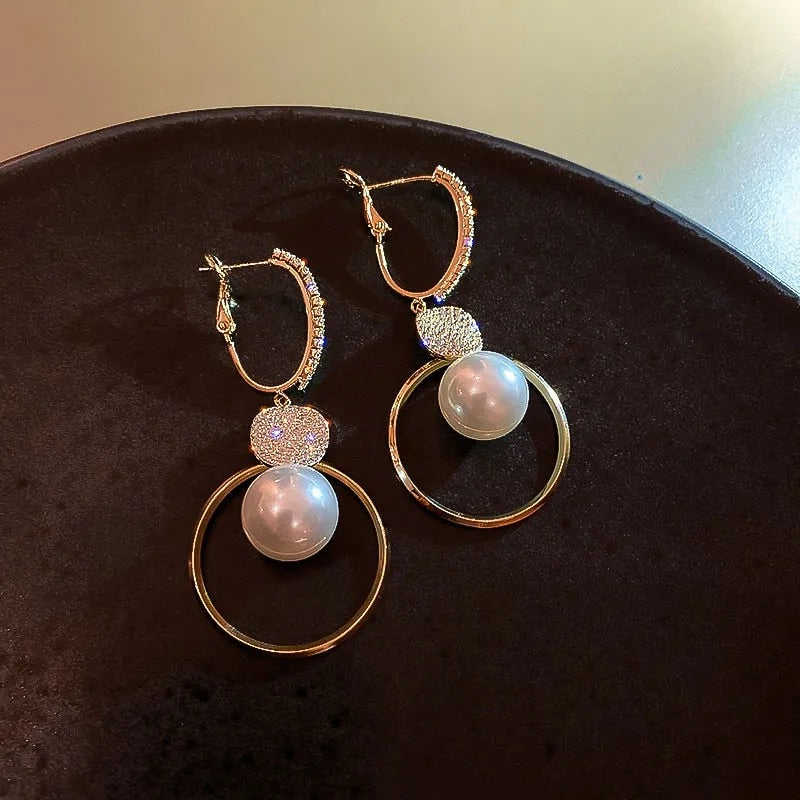 Hanging earrings with pearls