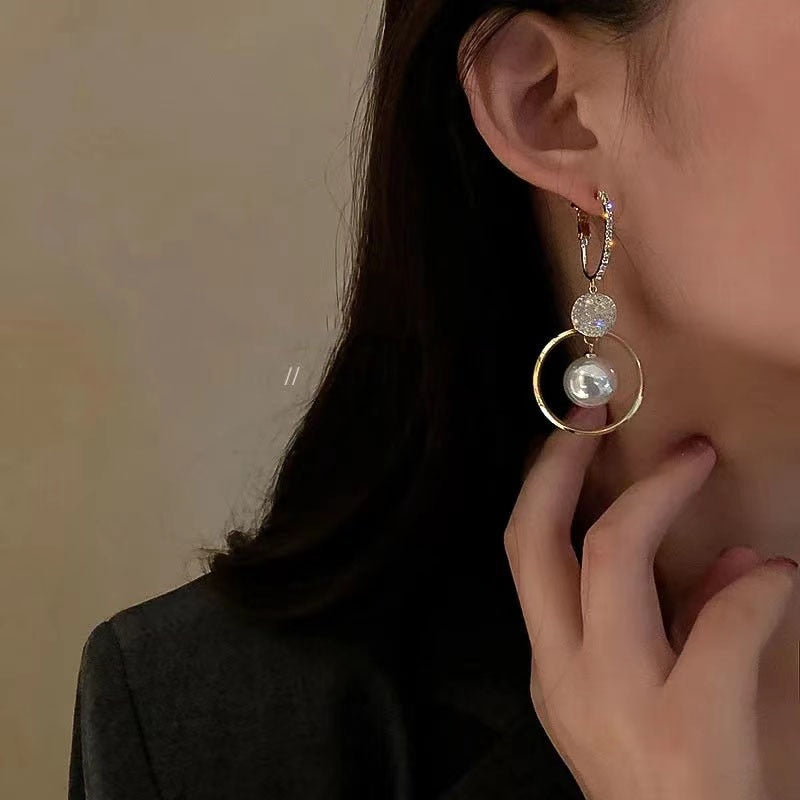 Hanging earrings with pearls