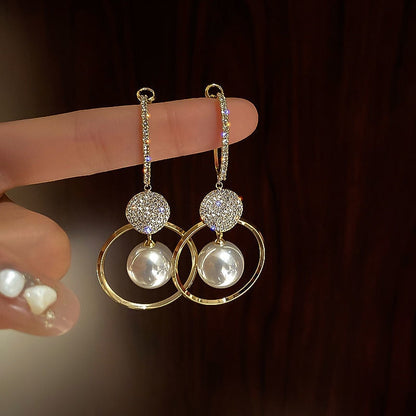 Hanging earrings with pearls