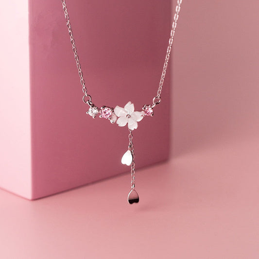 Delicate necklace with a flower motif