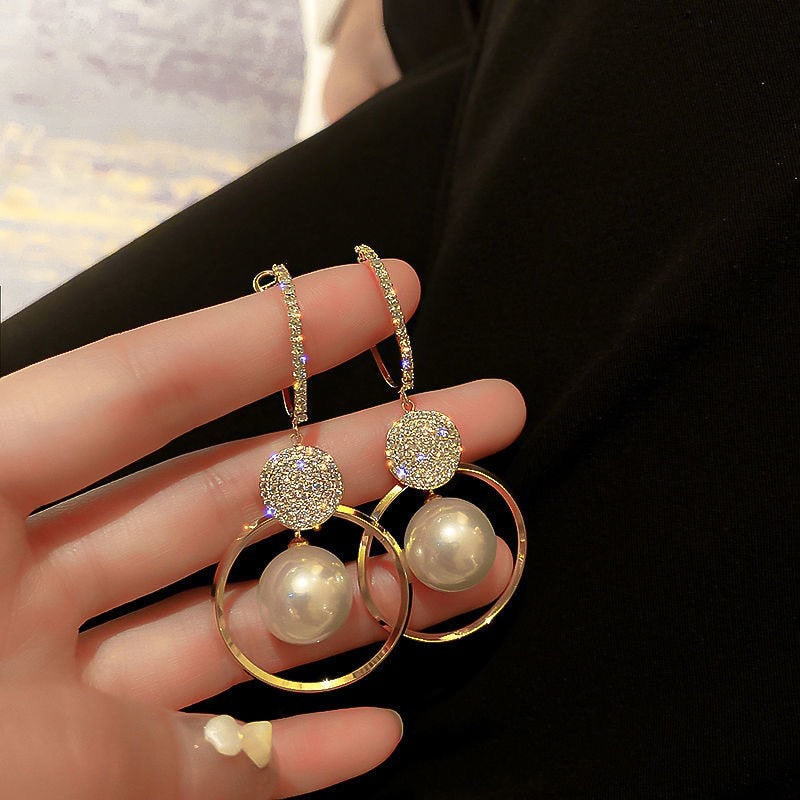 Hanging earrings with pearls