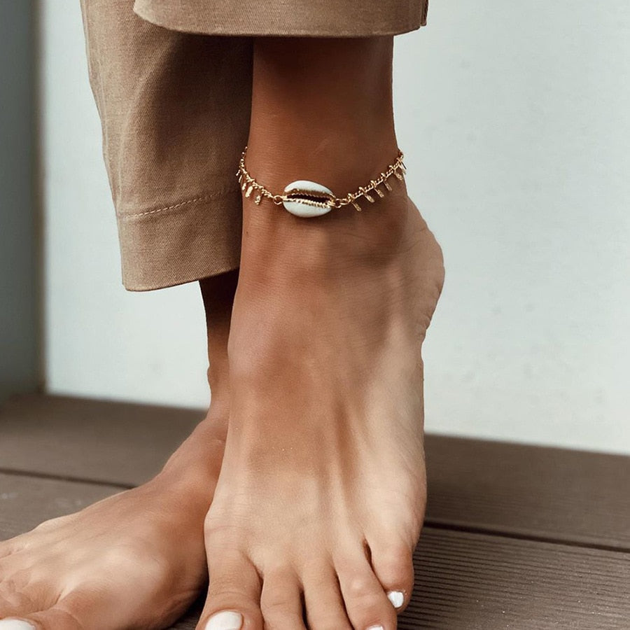 Ankle bracelet with a seashell