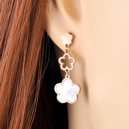 Earrings with a flower motif