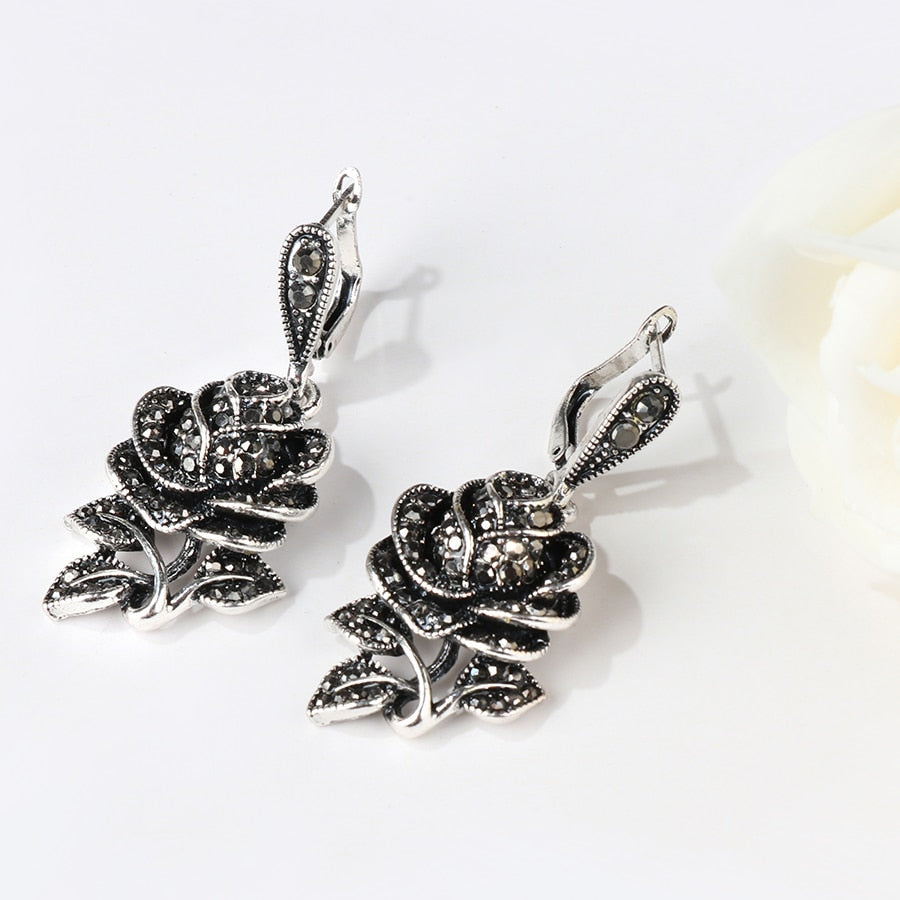 Earrings with a rose motif