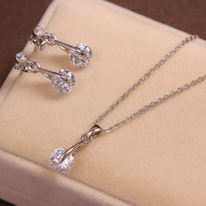 Jewelry set with a cubic zirconia pendant