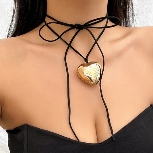 Choker necklace with a heart