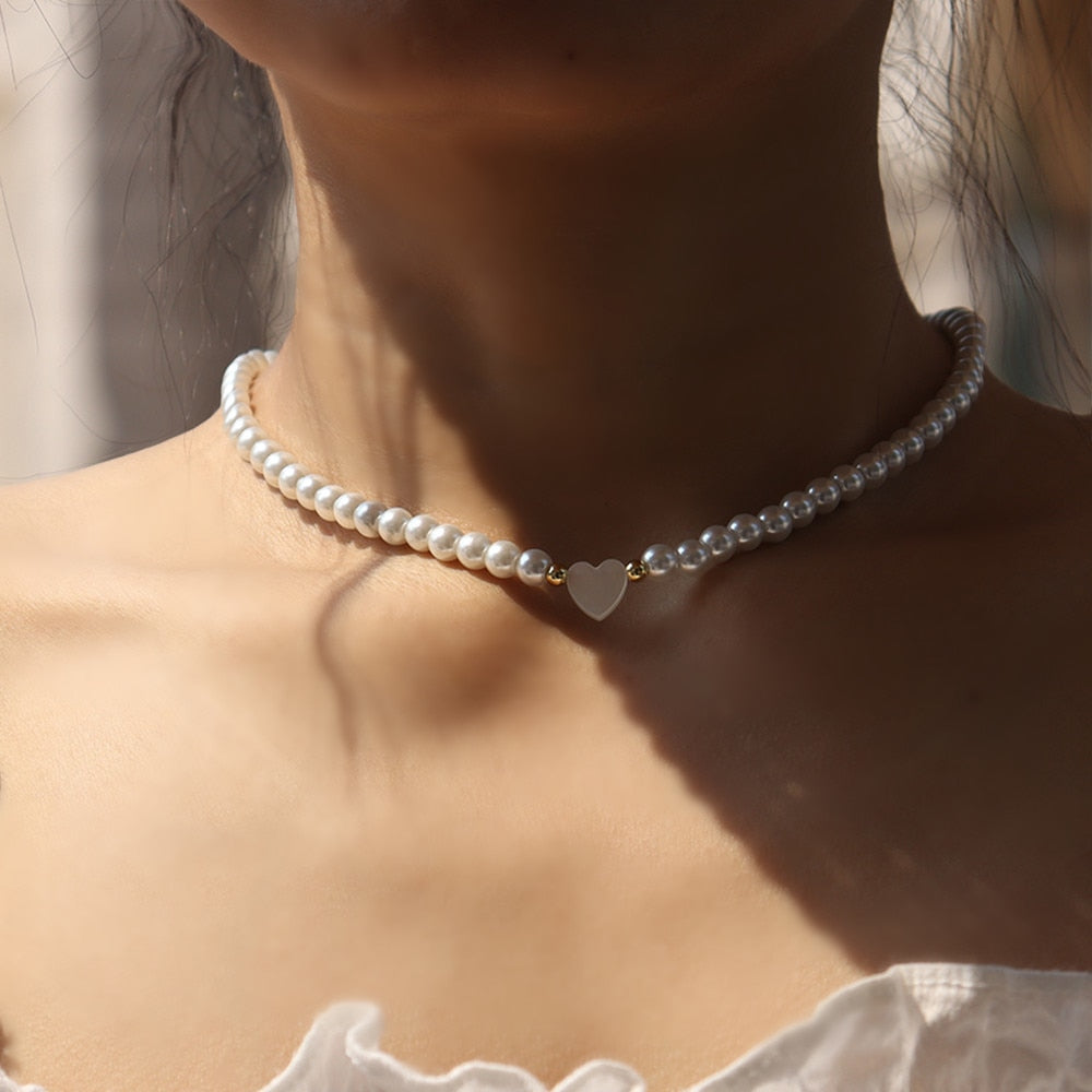 Delicate necklace with pearls