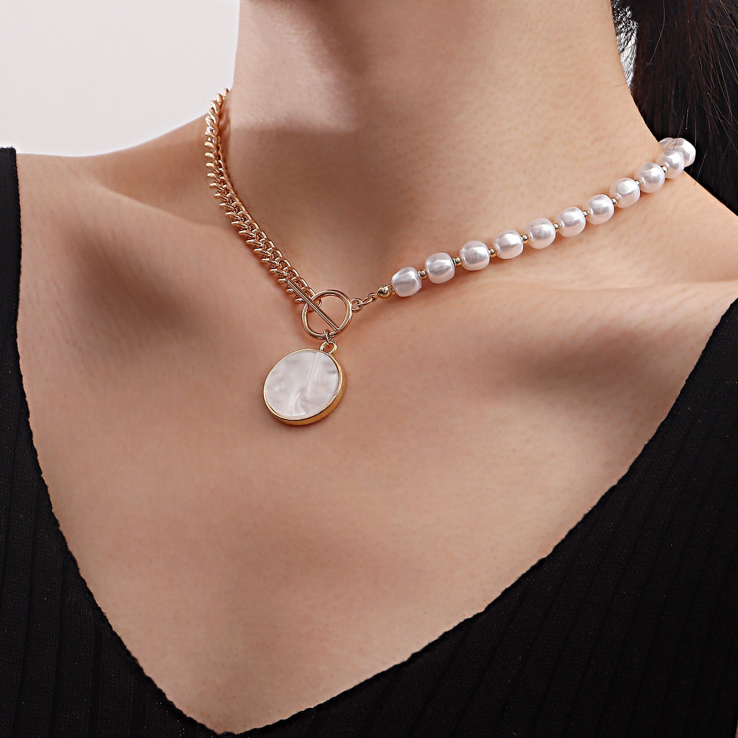 Imitation pearl necklace with a round pendant